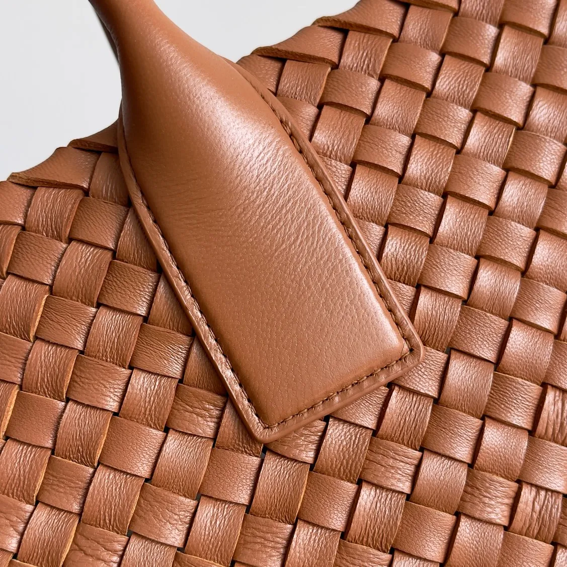 Batch 2860 Classic returns... (large size 51cm) • Cabat, born in 2001, is one of the most iconic styles of the Bottega Veneta workshop. The whole bag is made of top-grade imported lambskin. There is no exposed logo on the whole bag, but with the classic wide woven elements, you can tell who it belongs to at a glance! Can be carried on one shoulder, very practical! Style number: 608811 Size: 51*18*28